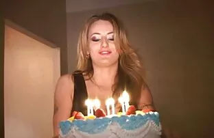 XXX A milf Britânica põe os melhores sites de filme pornô o rabo dela no chão da casa de banho.