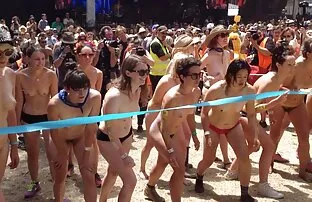 XXX A adorável menina tem sexo espontâneo por dinheiro com o gerente vídeo pornô grátis os melhores de crédito.