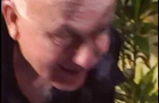 XXX Tranny de ver os melhores pornô cabelo preto dança ao redor do poste antes de acariciar