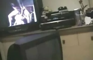 XXX A grande MILF fode os filhos com o namorado no sofá. assistir os melhores videos porno