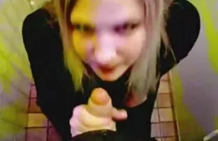 XXX A MILF Loura e os melhores filmes pornô do mundo a vizinha simpática transformam-se em Irmãs tesouras.