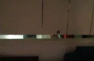 XXX A adolescente descalça fuma um cigarro e põe os pés quero assistir os melhores filme de pornô dela na tua cara.